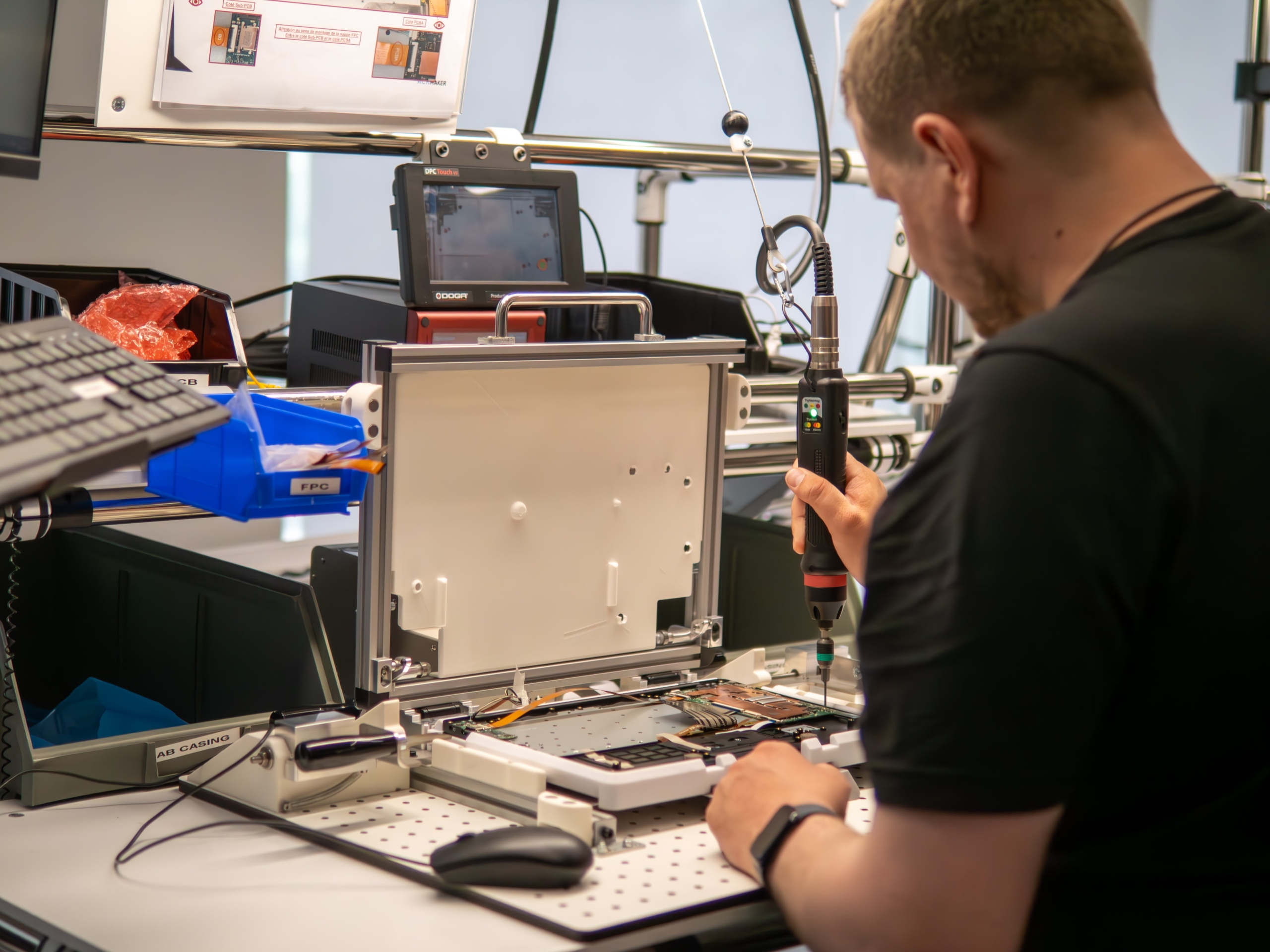 Technicien assemblant un PC UNOWHY à La Fabrique, Campus UNOWHY