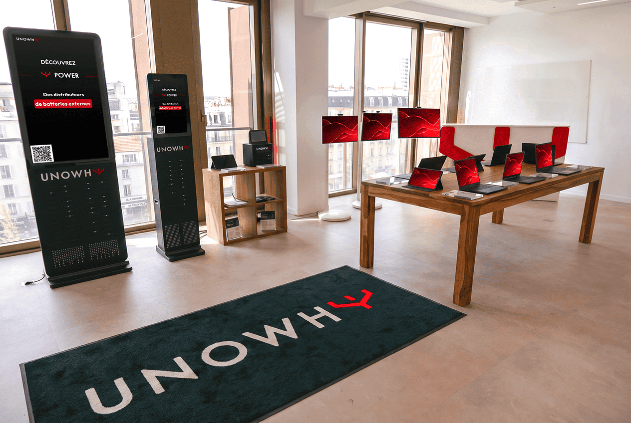 Showroom entreprise UNOWHY avec PC, tablettes et distributeurs de batteries exposés